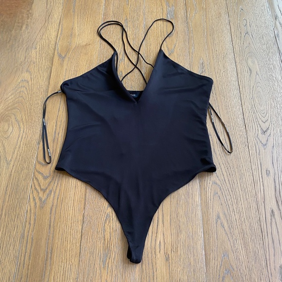 Cushnie et Ochs  Black Deep Plunging V-Neck Bodysuit With Crossover Stra… - Picture 14 of 14
